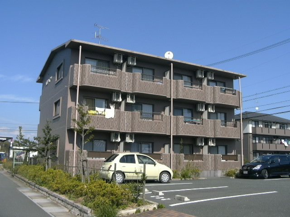 植栽の緑が素敵な物件、閑静な住宅街にあります