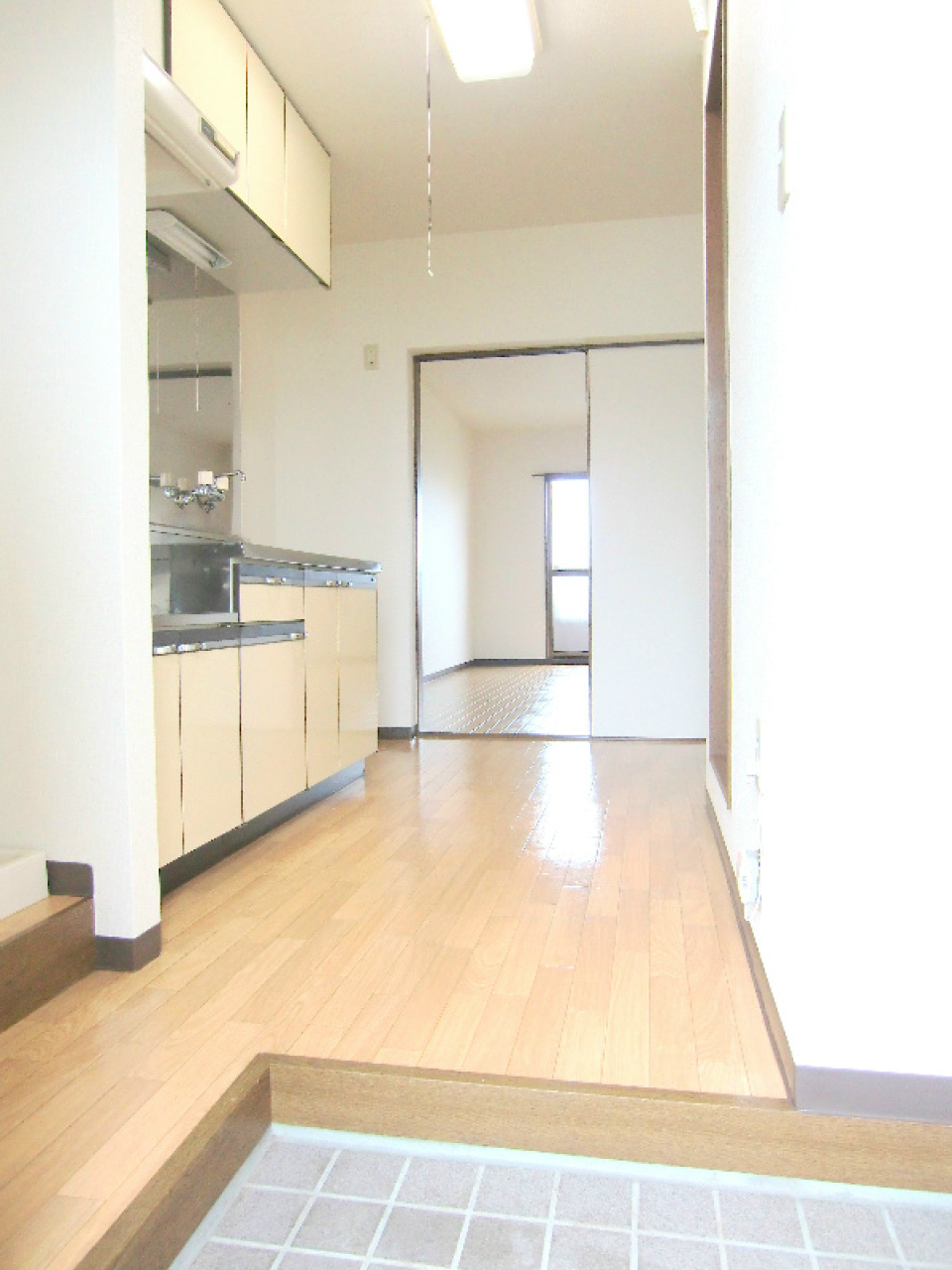 廊下に洗濯機置場とキッチン、そして水回り