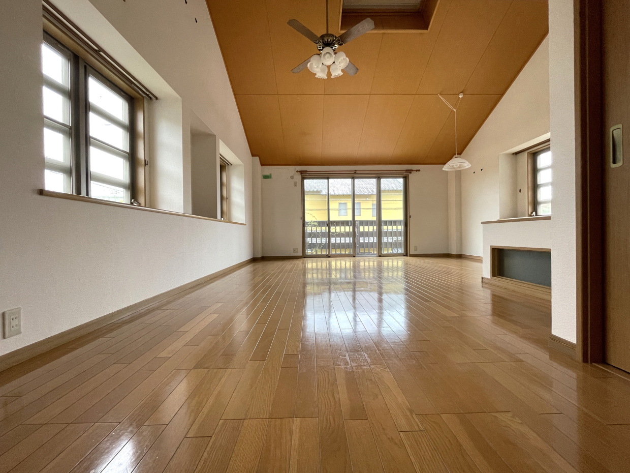 リビングダイニングは19帖と広々。