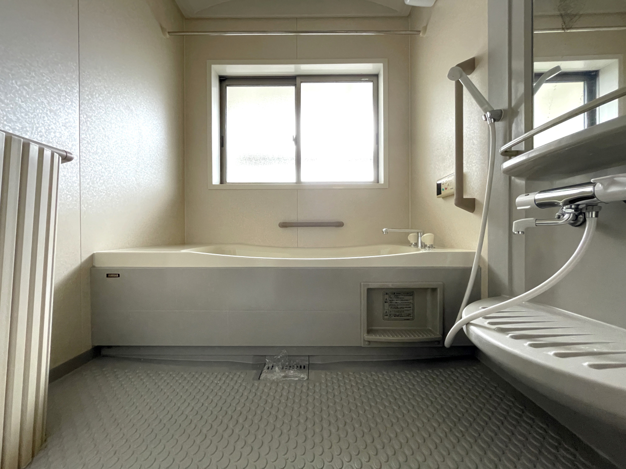 浴室。大きな窓付き
