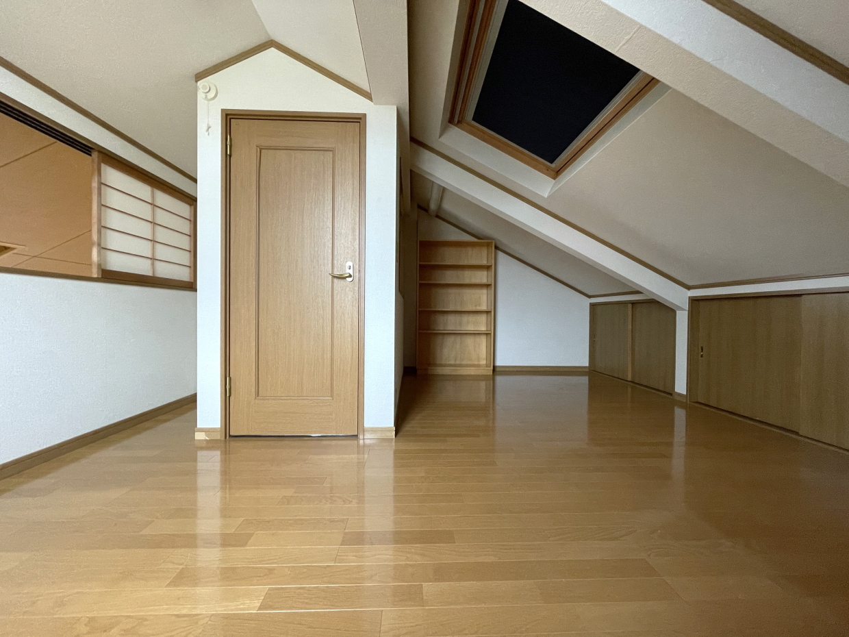 8帖のロフト。屋根に沿った勾配屋根が屋根裏部屋みたいでわくわく