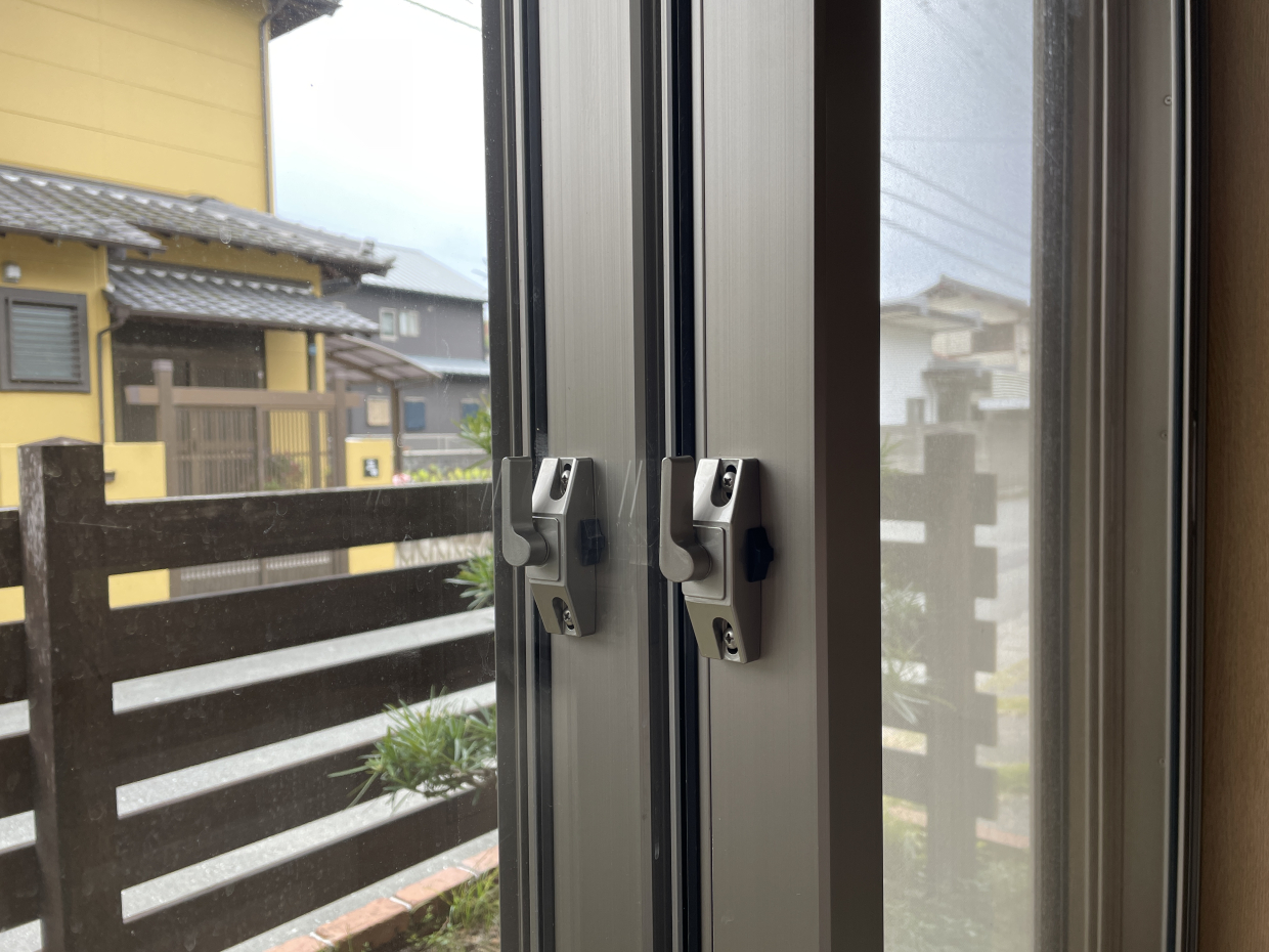 窓は厳重な2重ロックです