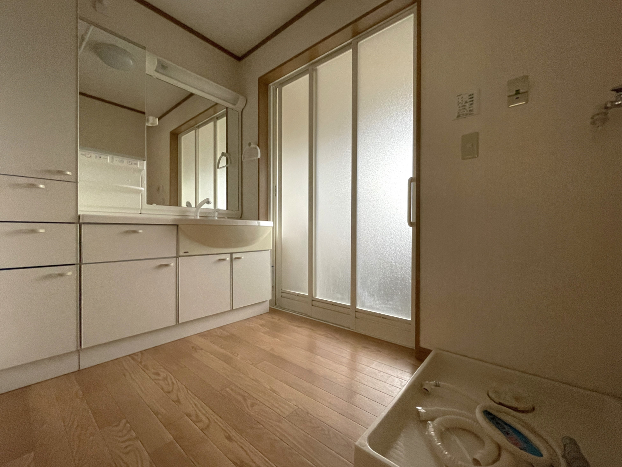 洗面室もかなり広い。備え付けの収納もたっぷり