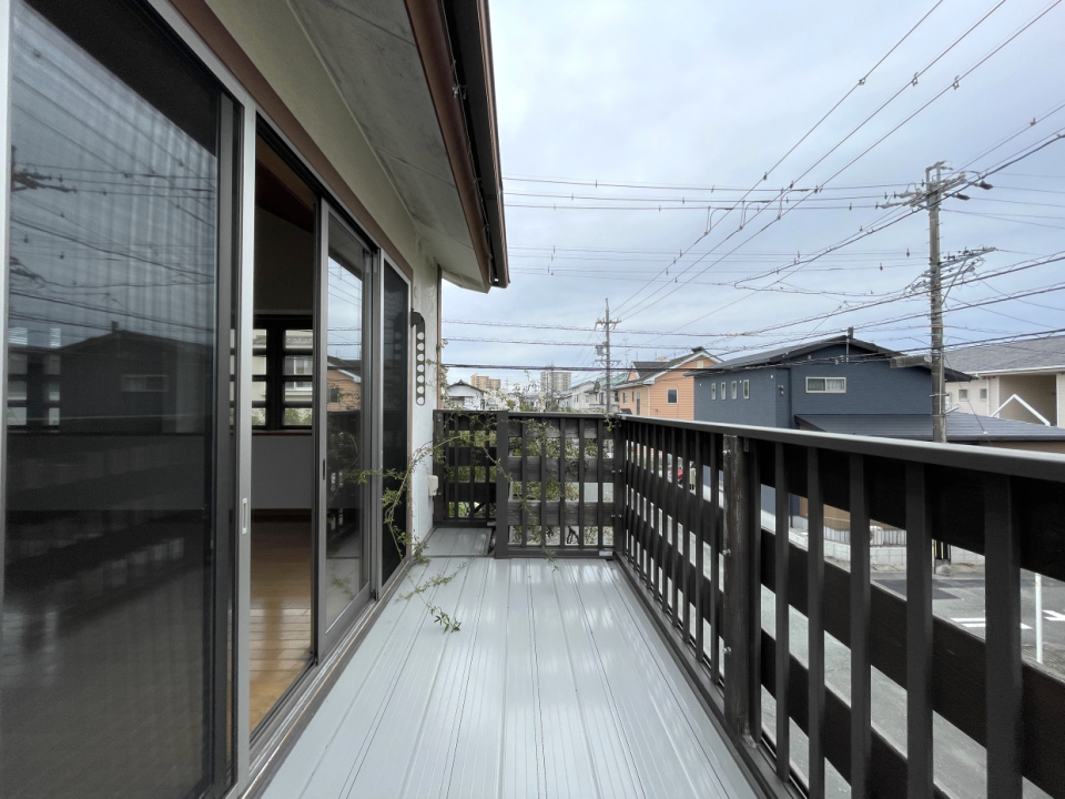 幅広のバルコニー