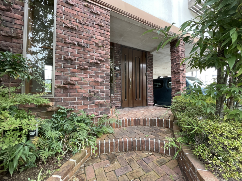 緑とブリックが素敵なアプローチ