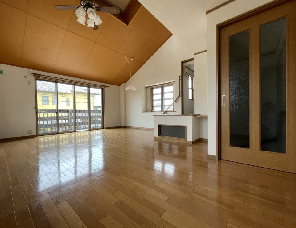 勾配天井にシーリングファンで別荘みたい