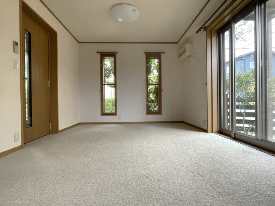 10帖の防音室があります。窓から緑が見えて気持ちよく練習できそう