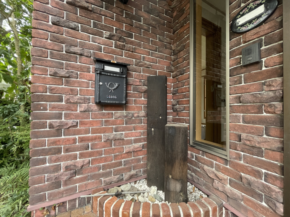 赤茶のブリックがおしゃれな玄関