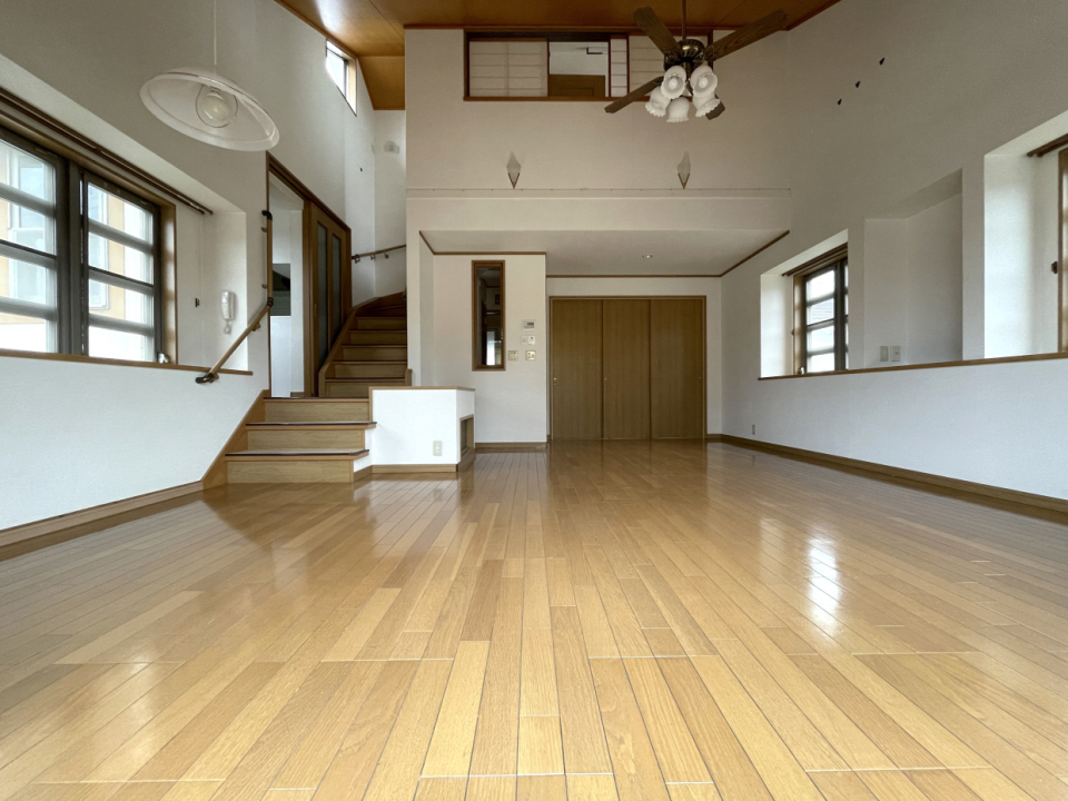 窓も多くて開放的。天井も高い