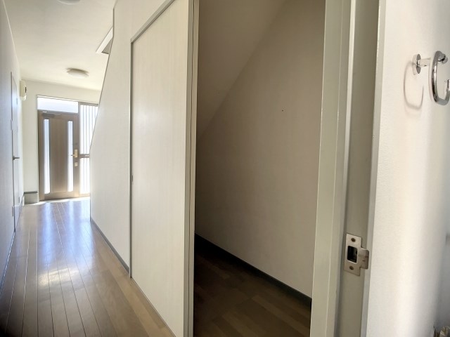 階段下にも収納があります