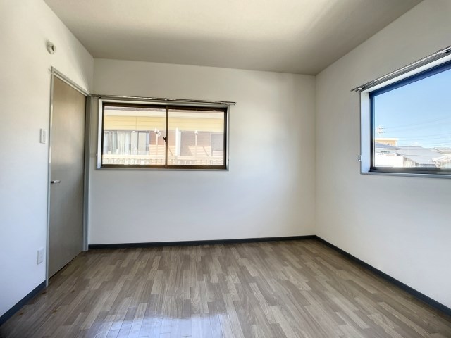 2階洋室7帖。こちらも2面採光