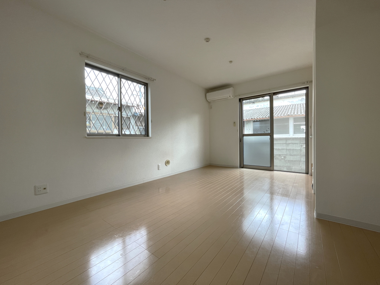 小窓のおかげでお部屋も明るい