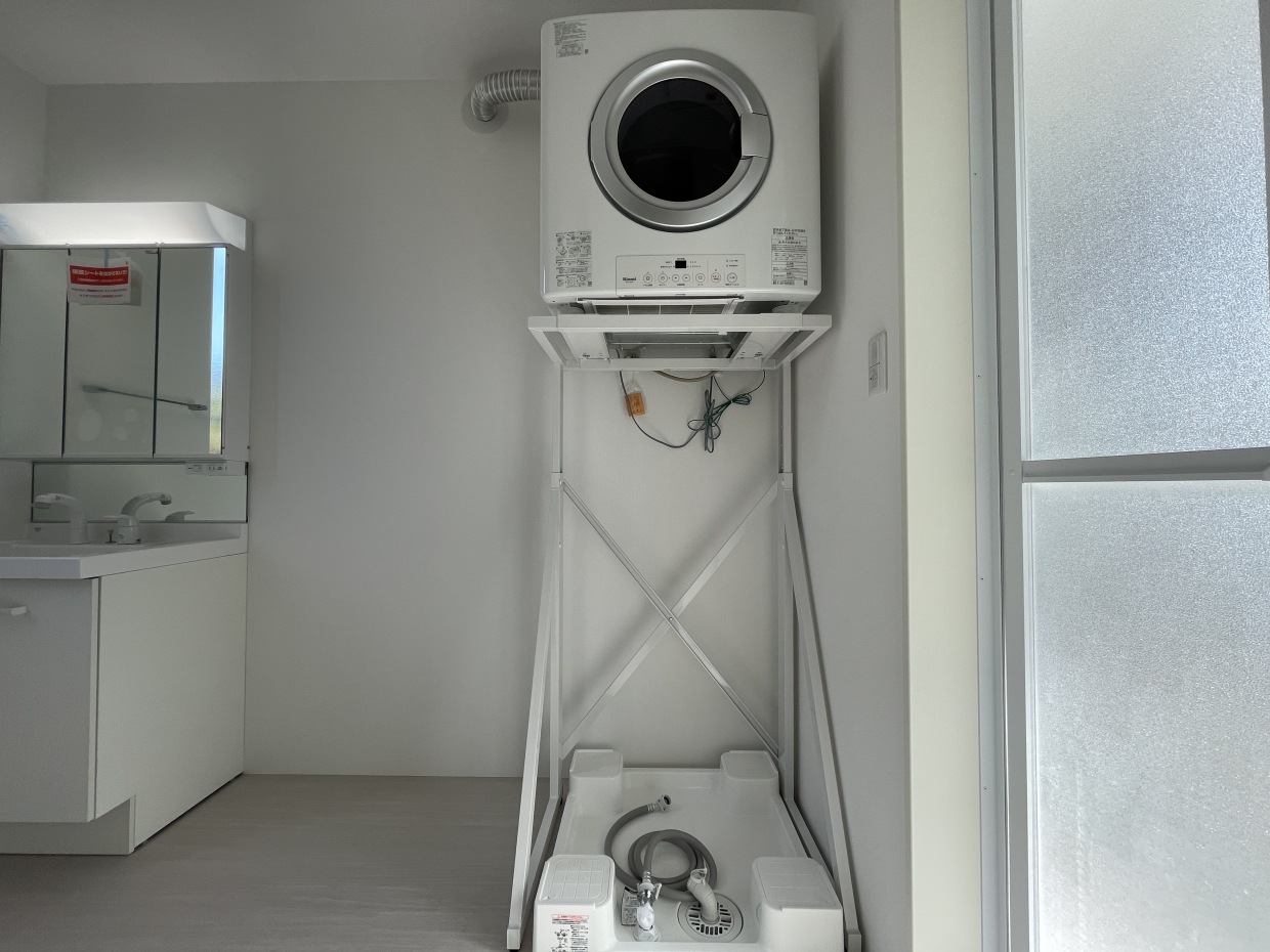 大型の衣類乾燥機付きなので雨の日でも安心