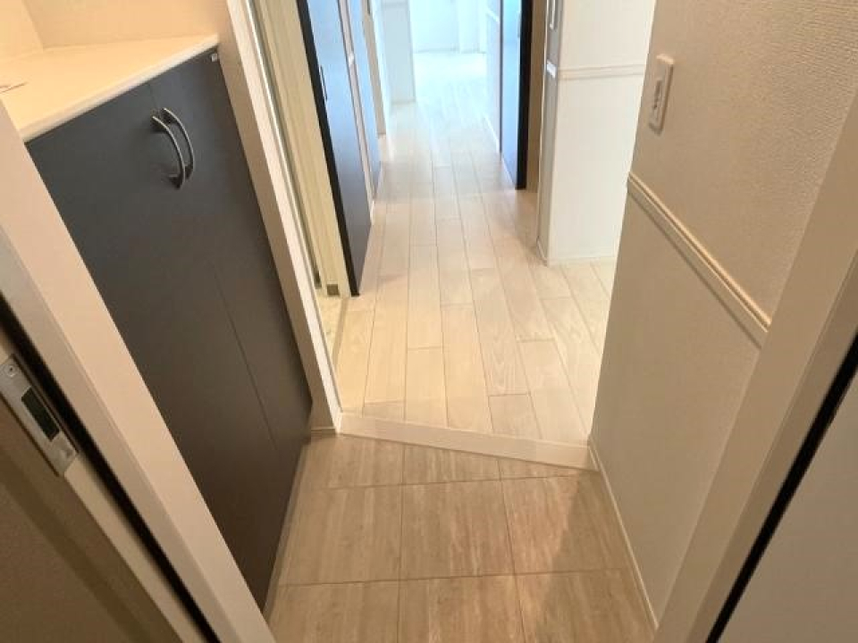 玄関はきもち狭め