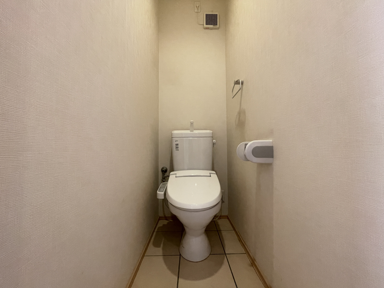 トイレは温水洗浄便座。ここも土間です