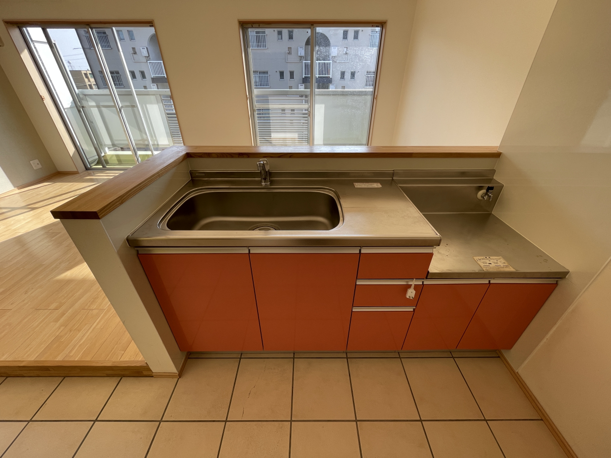 ガスコンロは設置が必要です。下は土間です