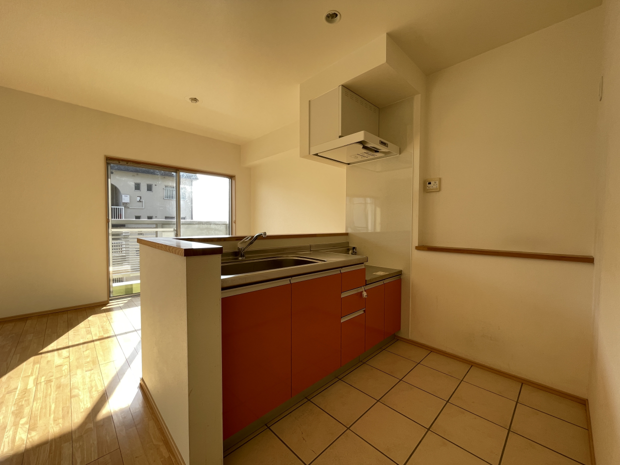 朱色の明るいキッチンは元気が出そう