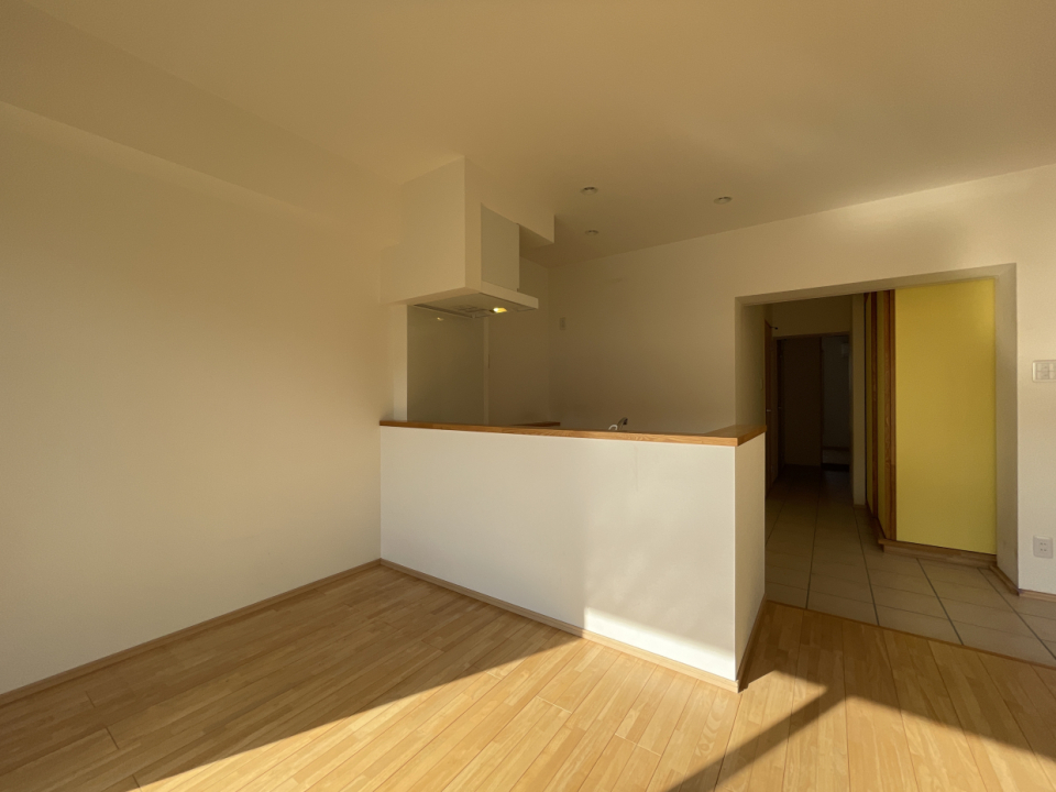 窓からの日差しがあたたかなカウンターキッチン