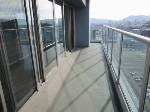 部屋全体をぐるっと取り囲むバルコニーは、なんと40.44㎡