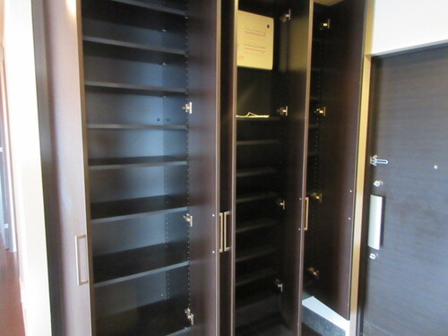 壁いっぱいの大きなシューズボックス