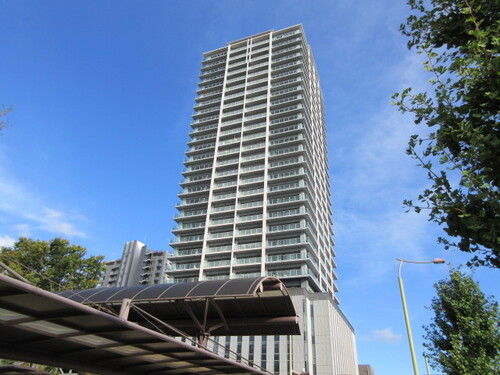 青空にそびえ立つハイタワー