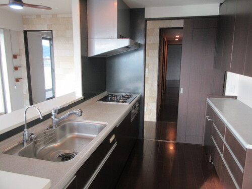 広々キッチン、食器棚備え付け、ディスポーザーもあります