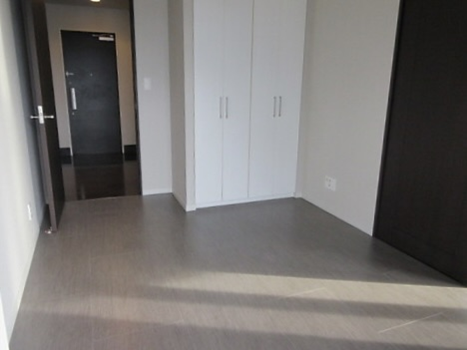 リビング横の約5.7畳の洋室はお子様のお部屋にも◎