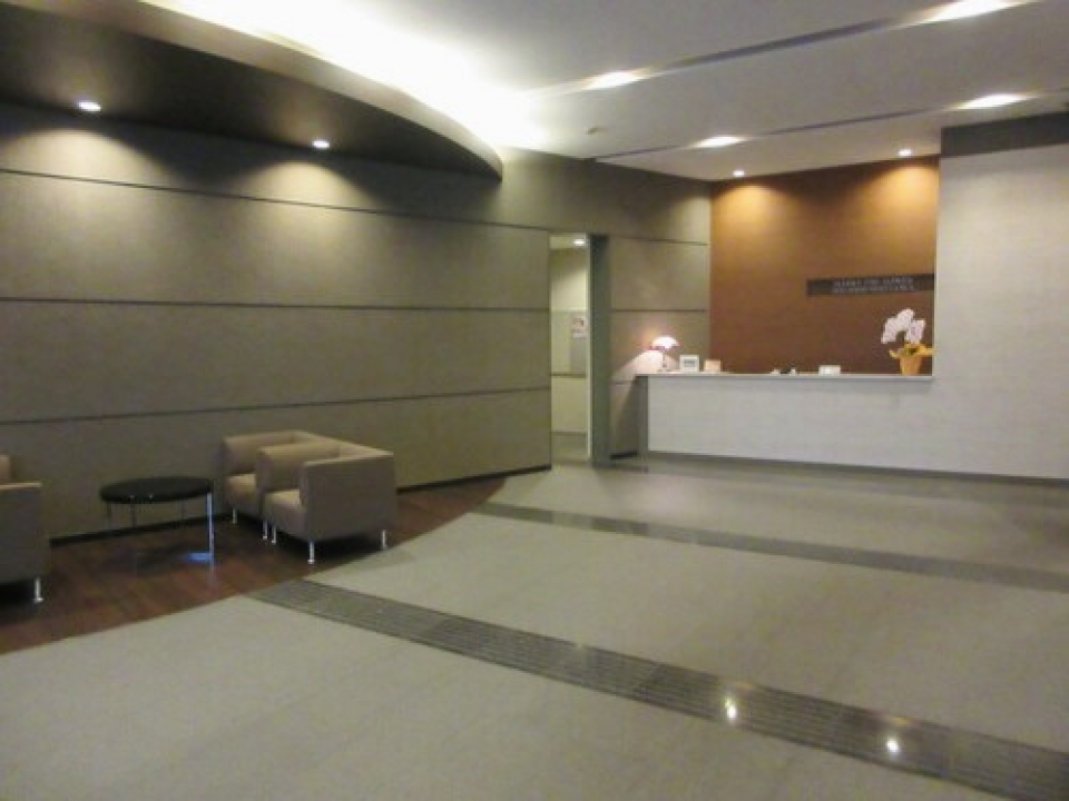 ソファもあるきらびやかなロビー