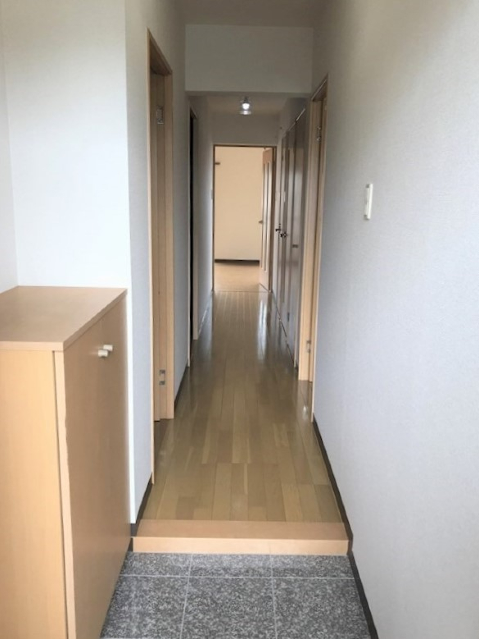 まっすぐ進む廊下