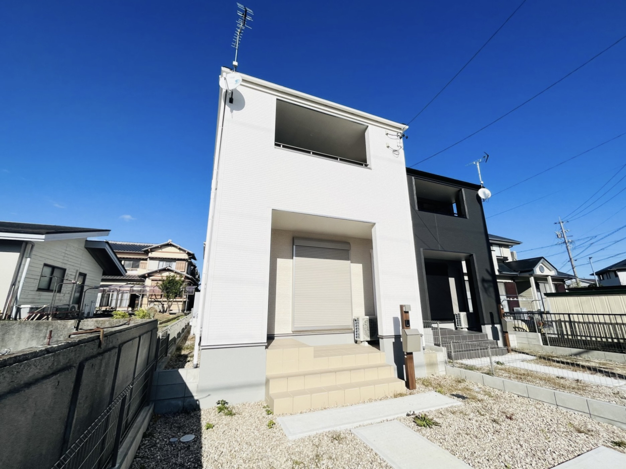 青空に映える白いおうち