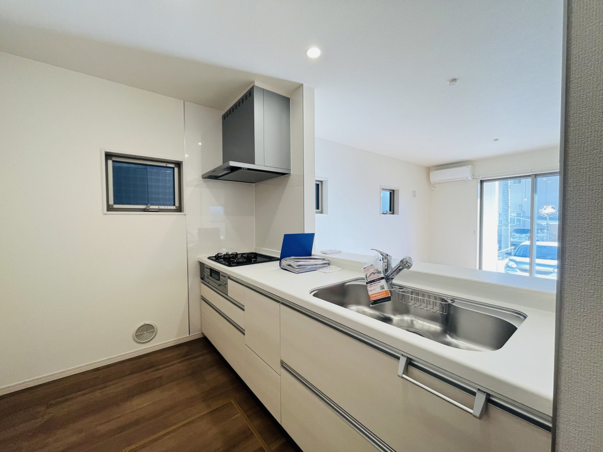 真っ白キッチンは広々でお料理しやすい