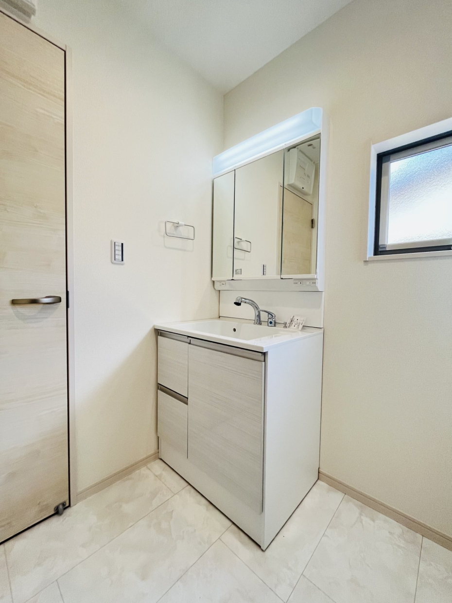 洗面スペースは清潔感ある白