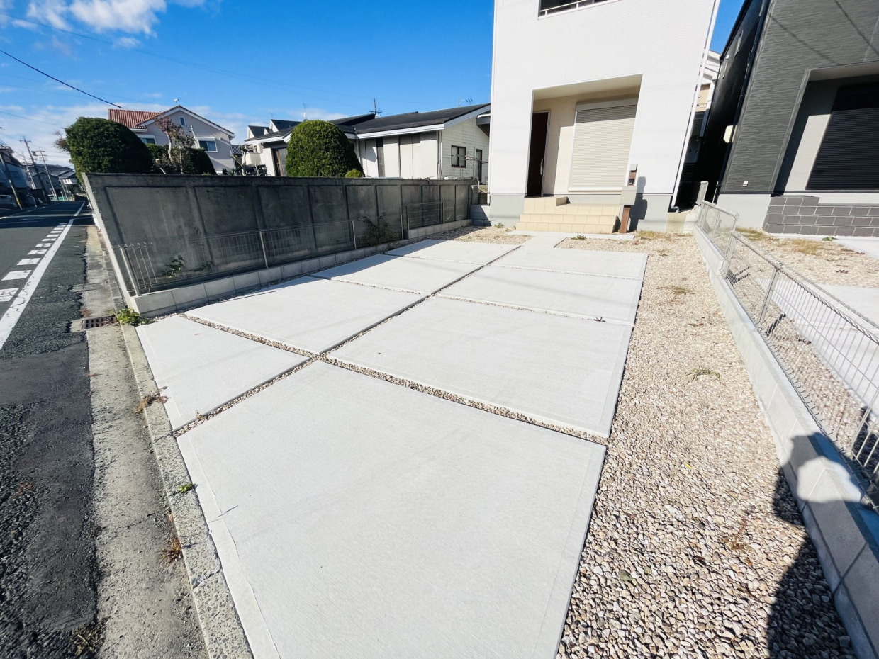 駐車は家前に2台停められます