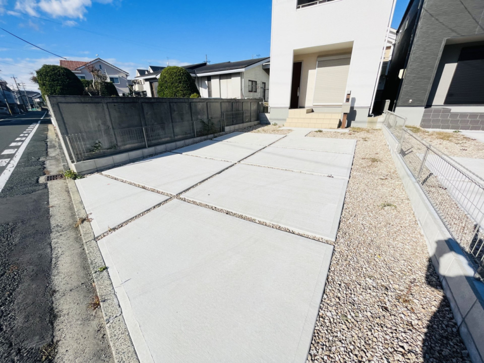 駐車は家前に2台停められます