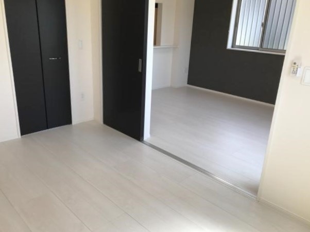 リビングと洋室は引き戸で繋がっています