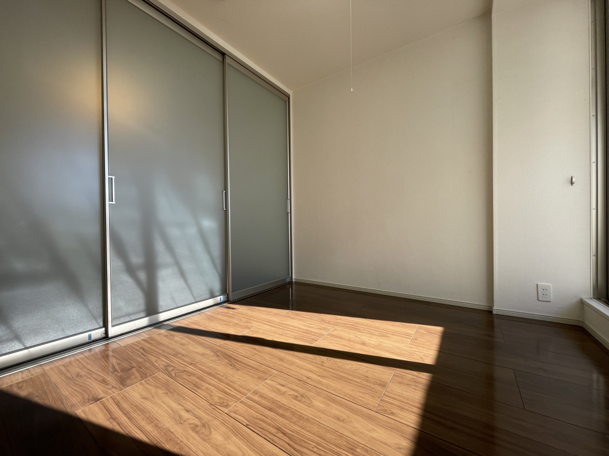 洋室4.5帖の空間は陽当たり良好