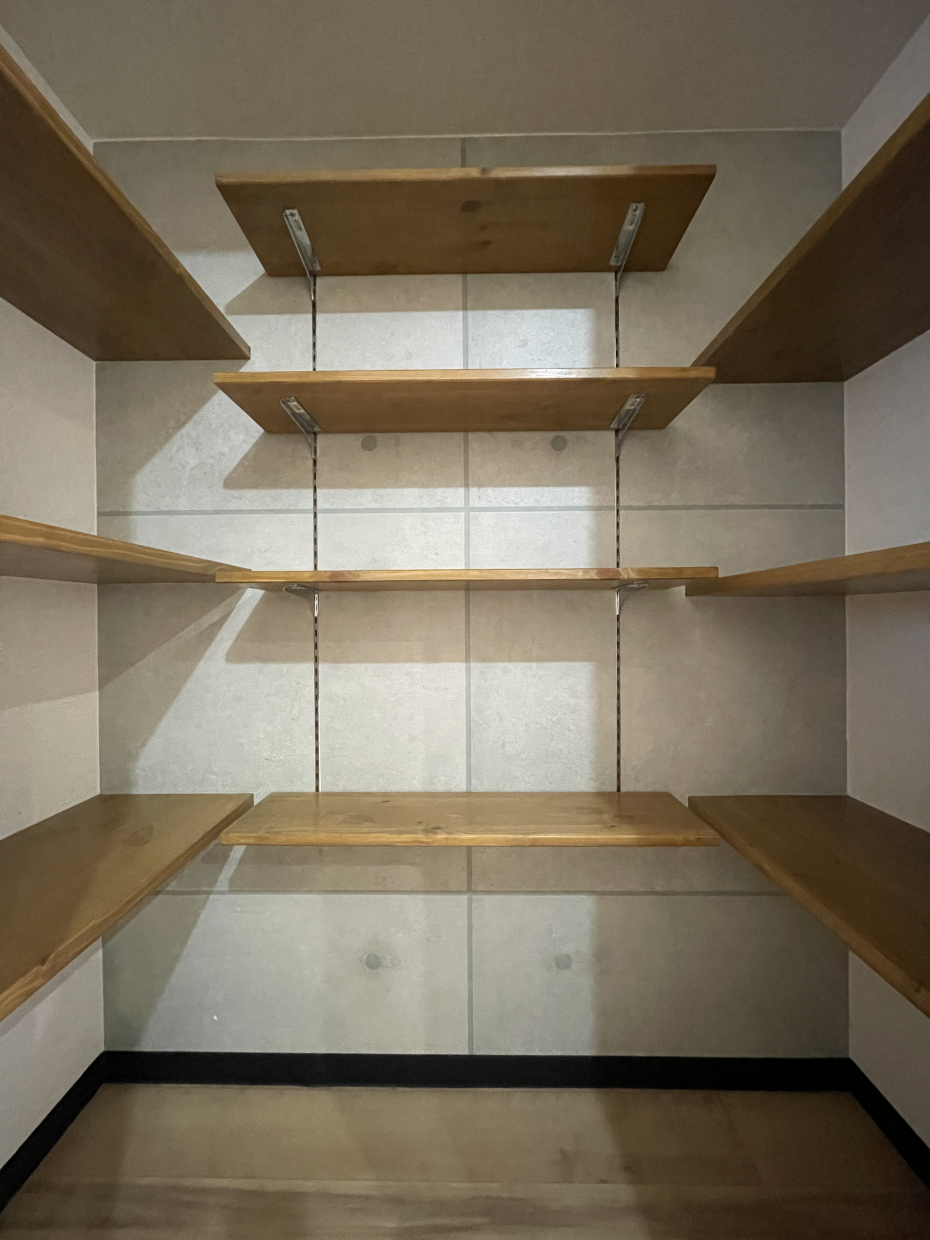 キッチン横にはパントリーとして使える収納