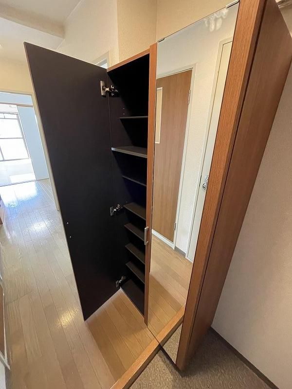 嬉しい鏡とシューズボックス付き。