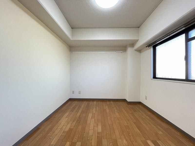 窓付きの6.7帖の洋室。