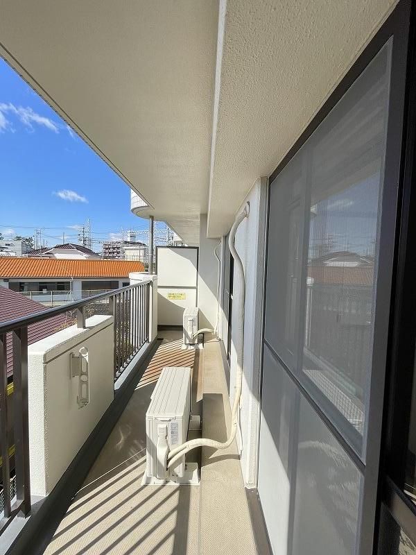 日差しが明るいベランダ。