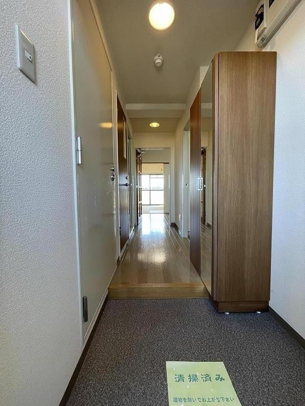 まっすぐ外が見える奥行きを感じる廊下。