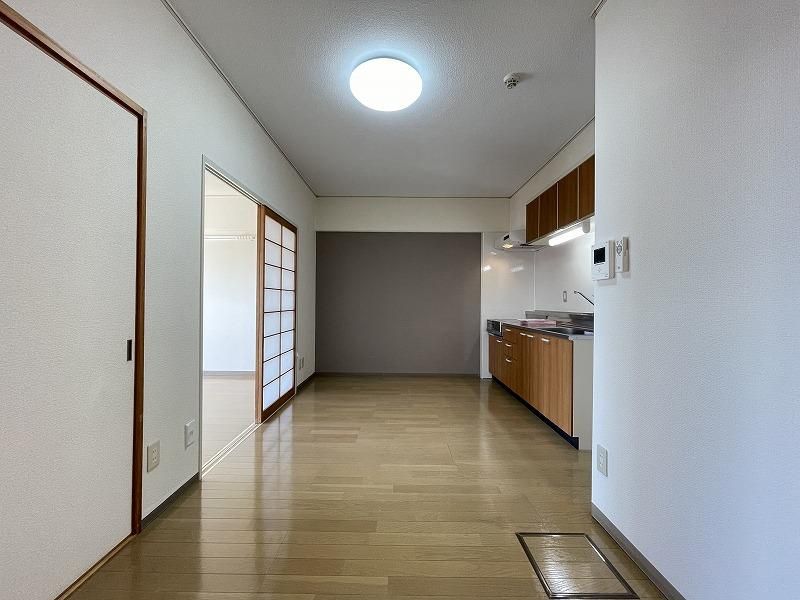 奥行きを感じる落ち着いた壁紙。