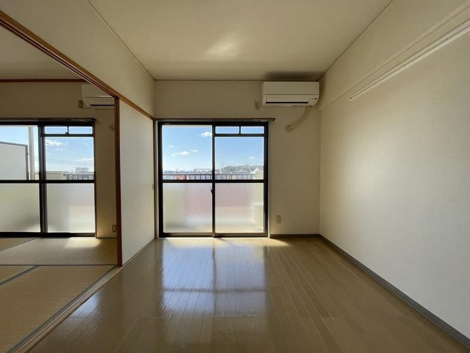 明るい日差しが降り注ぐ。