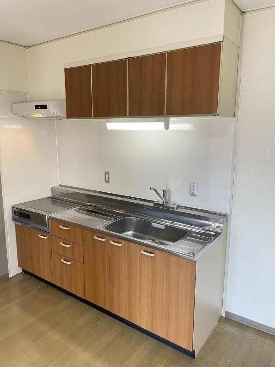 キッチンは木のぬくもりを感じる。