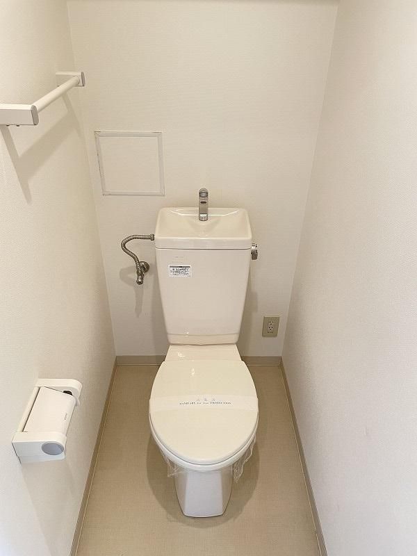 シンプルで清潔感のあるトイレ。