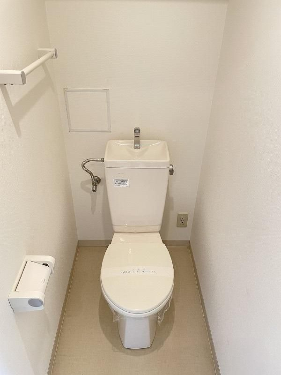 シンプルで清潔感のあるトイレ。