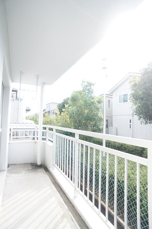 バルコニーは二部屋続きで広々