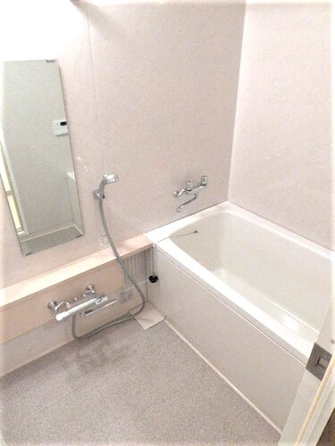 嬉しい鏡付きの浴室。