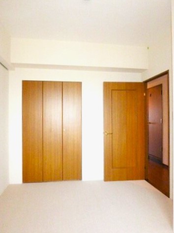 洋室には収納力抜群なクローゼットも。