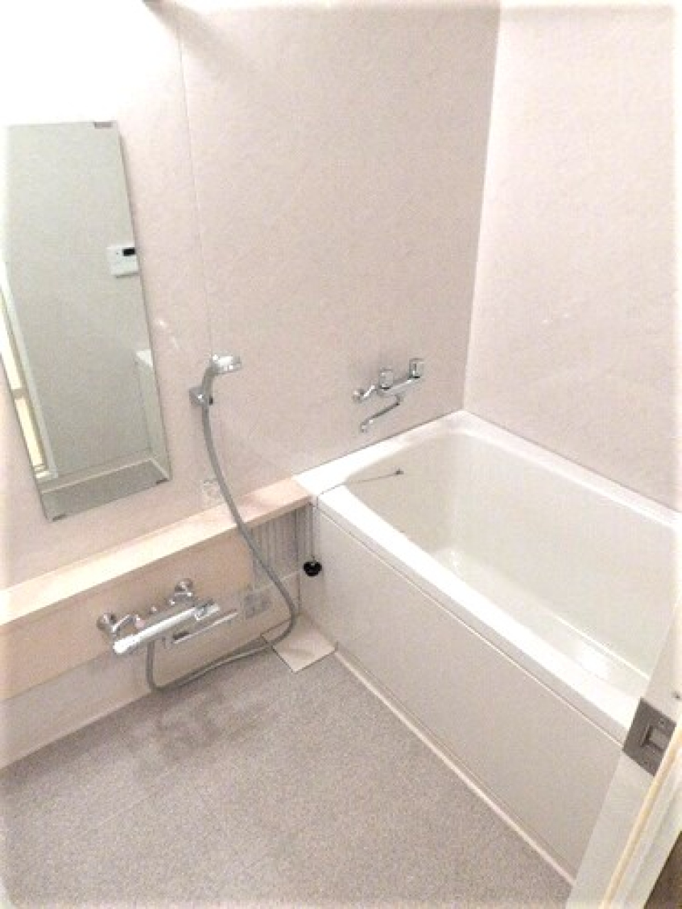 嬉しい鏡付きの浴室。